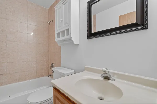 $2,100 | 3000 Bayside Drive, Unit 202, Palatine, IL 60074