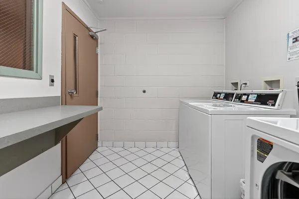 $2,100 | 3000 Bayside Drive, Unit 202, Palatine, IL 60074