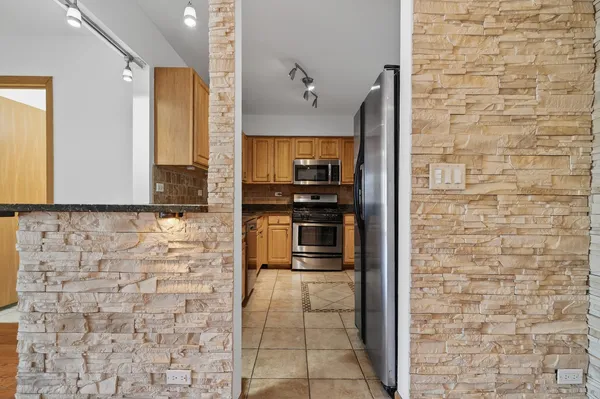 $2,100 | 3000 Bayside Drive, Unit 202, Palatine, IL 60074