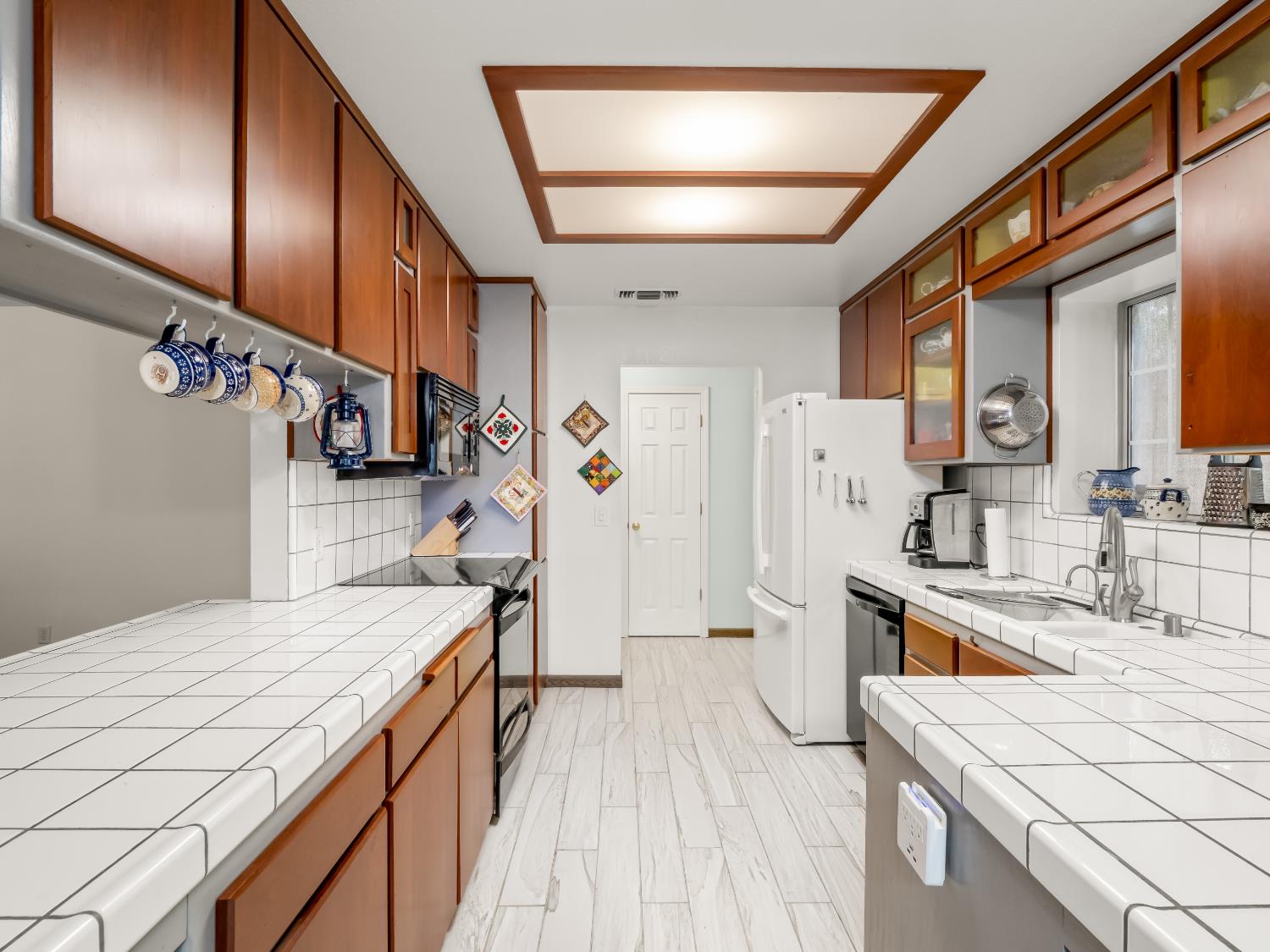845 Elwood Road Squaw Valley, CA 93675 - Photo 21 of 67 a kitchen that has a lot of cabinets and wooden floor