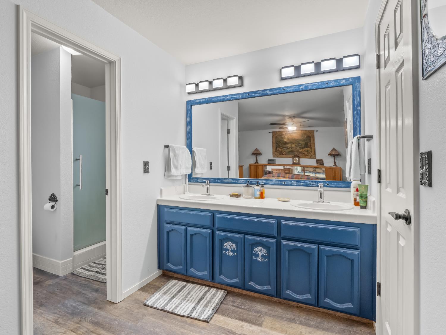 845 Elwood Road Squaw Valley, CA 93675 - Photo 41 of 67 a bathroom with a double vanity sink and a mirror