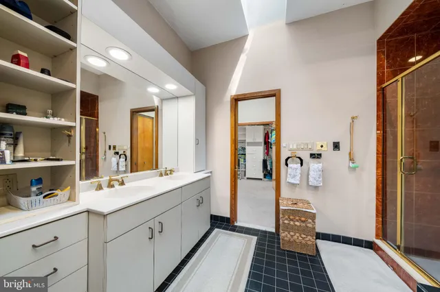 a picture of a bench in a white microwave