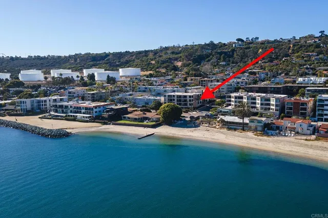 a city street filled with lots of traffic