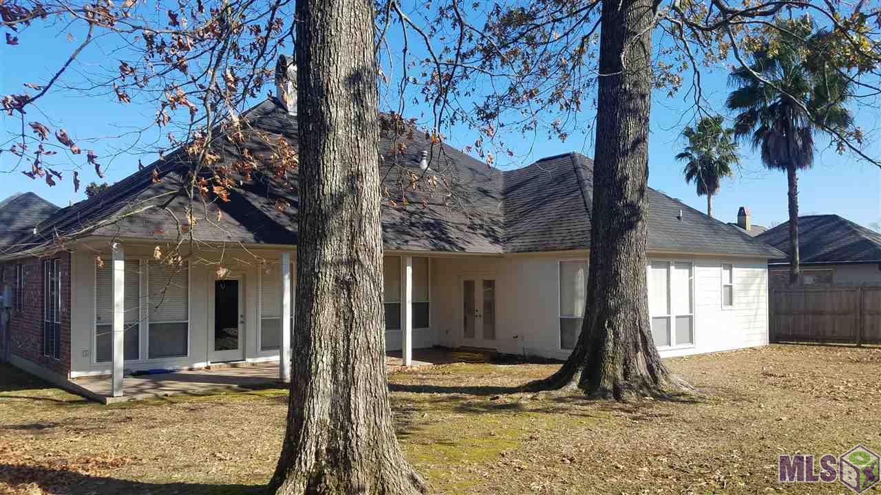 18050 Jefferson Ridge Drive Baton Rouge, LA 70817 - Photo 3 of 29 Large backyard