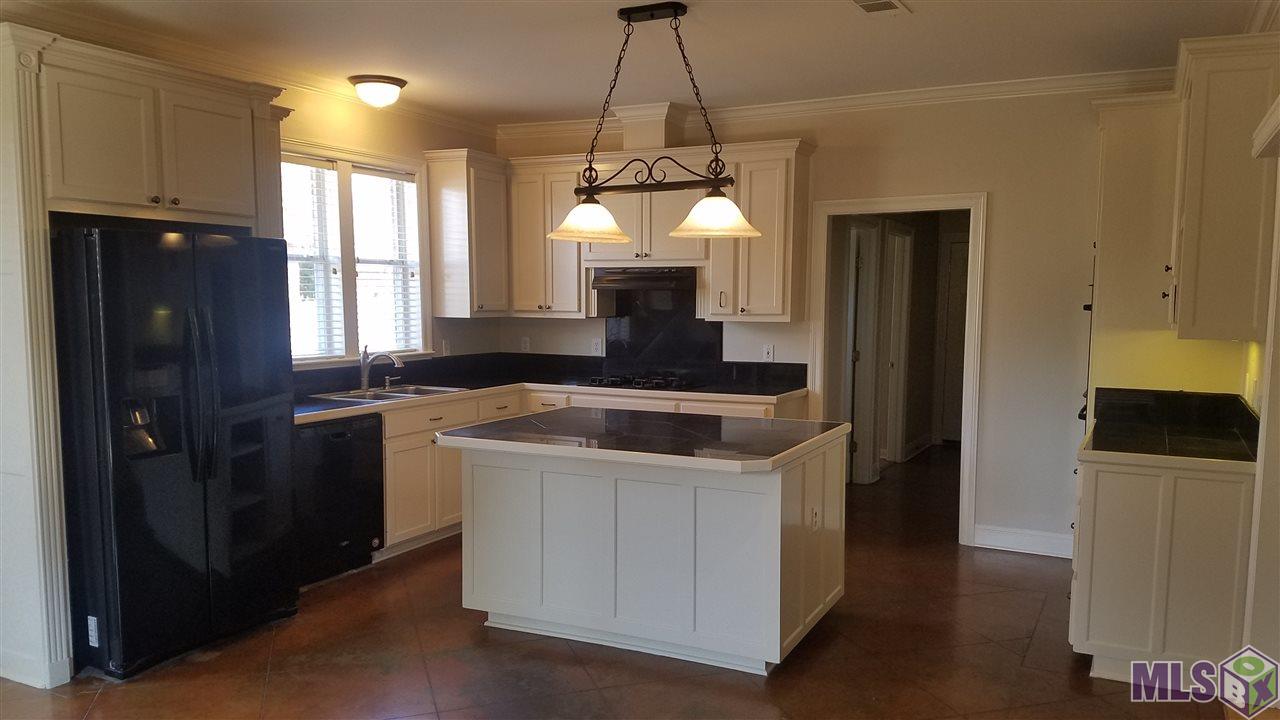 18050 Jefferson Ridge Drive Baton Rouge, LA 70817 - Photo 8 of 29 Large Kitchen