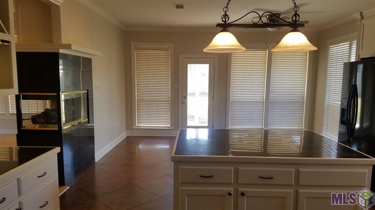 18050 Jefferson Ridge Drive Baton Rouge, LA 70817 - Photo 10 of 29 Kitchen with breakfast area