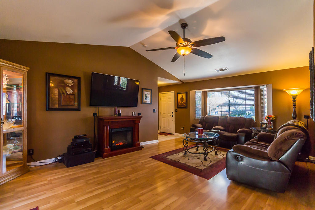 7010 Pit Road Redding, CA 96001 - Photo 3 of 29 9 living