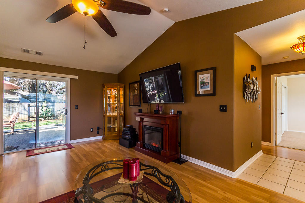 7010 Pit Road Redding, CA 96001 - Photo 5 of 29 8 living