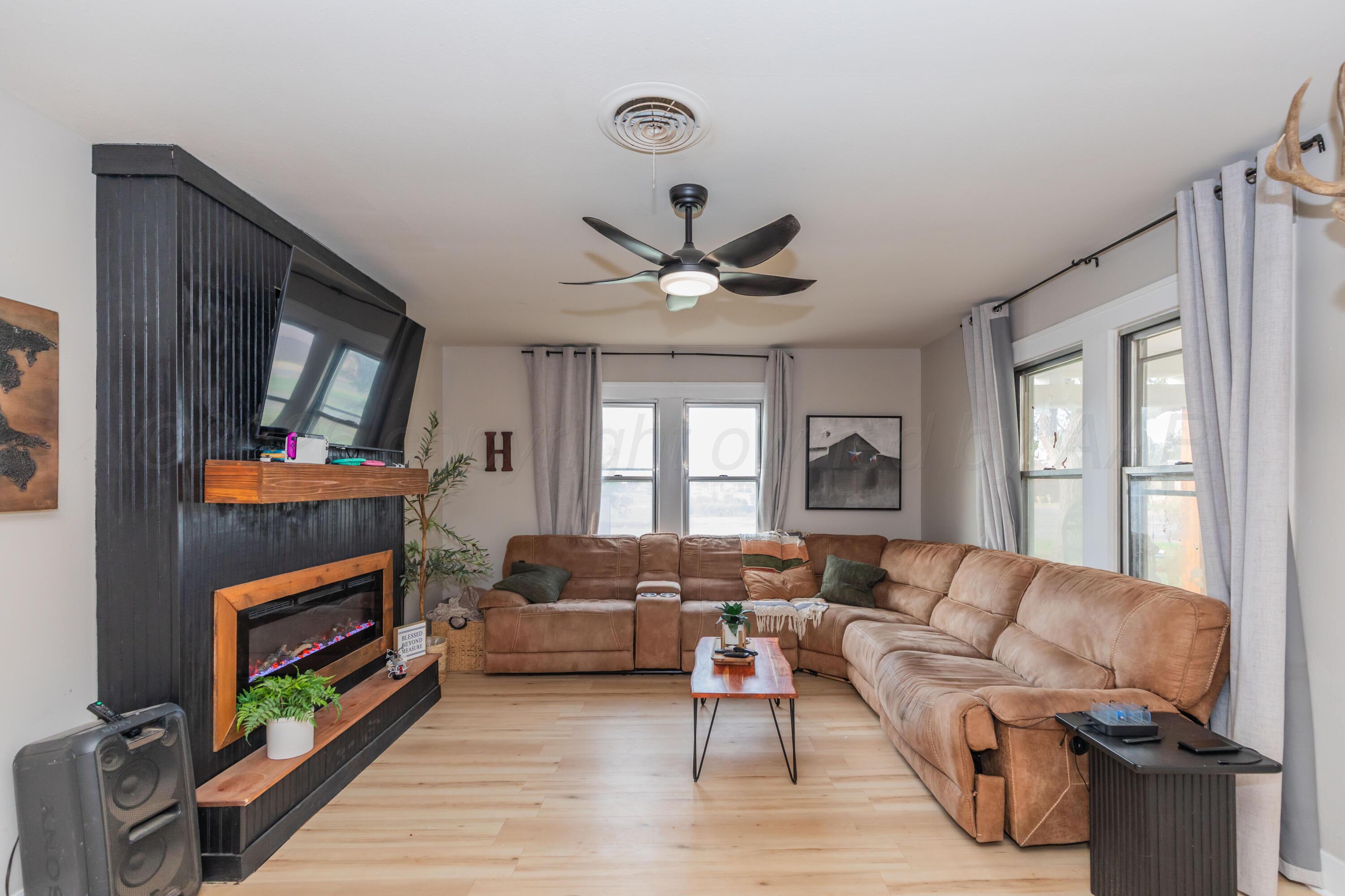 313 High Street Claude, TX 79019 - Photo 5 of 36 LIVING ROOM VIEW 1