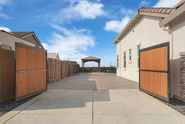 a view of a back yard of the house