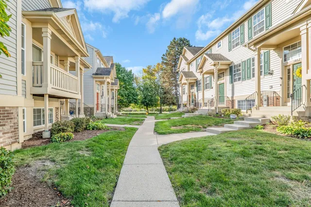 $3,000 | 18599 West Sterling Court, Grayslake, IL 60030