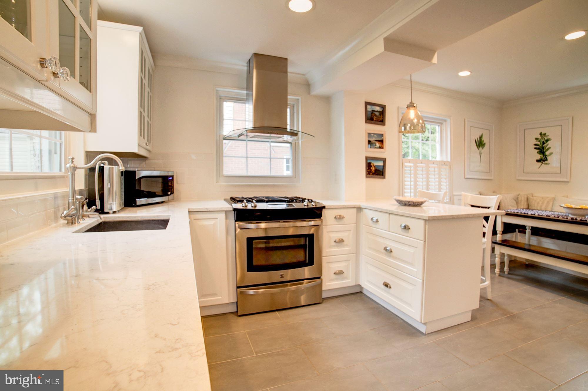 Gorgeous Kitchen w/stainless steel appliances