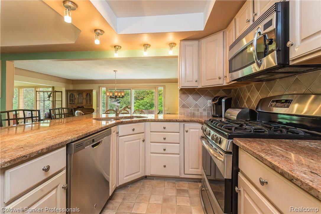 689 Lynndale Court Rochester, MI 48309 - Photo 6 of 34 Updated Kitchen with Granite