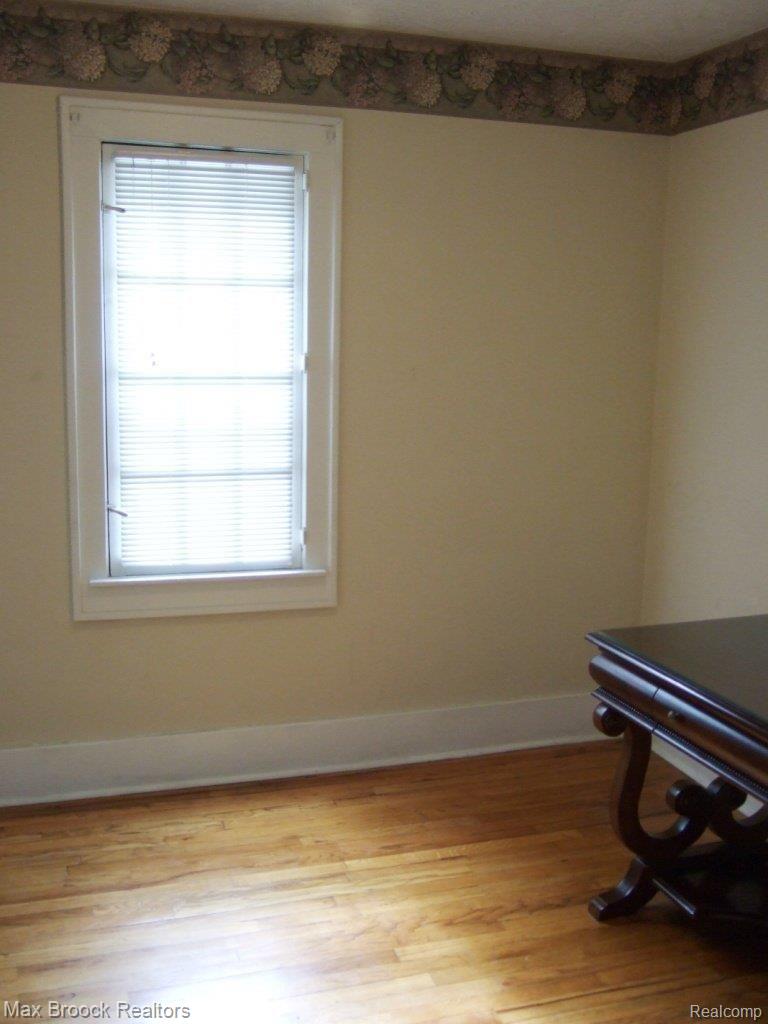 435 West Iroquois Road Pontiac, MI 48341 - Photo 22 of 25 Spacious Guest Rooms
