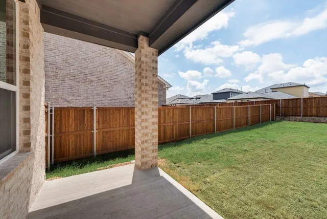 a view of a backyard with pathway