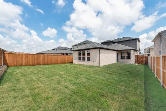 a view of a house with backyard and garden