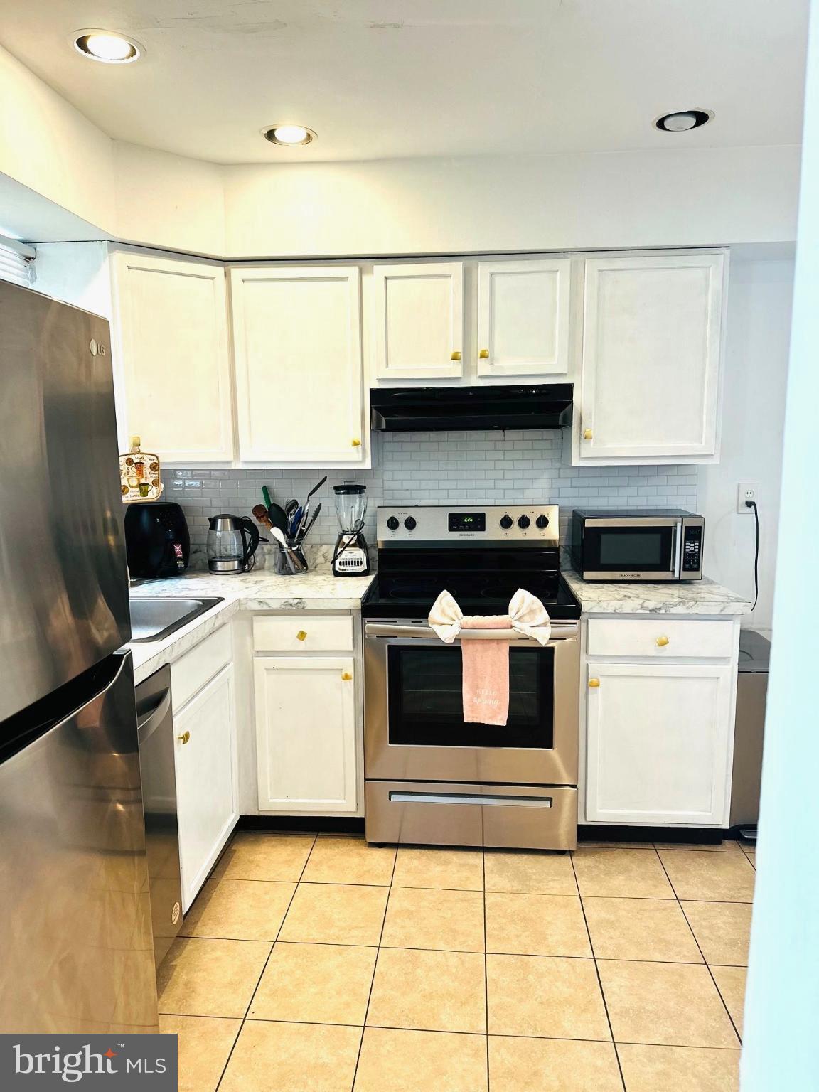 31 Brookshire Road Sicklerville, NJ 08081 - Photo 5 of 12 a kitchen with a stove a sink and a refrigerator