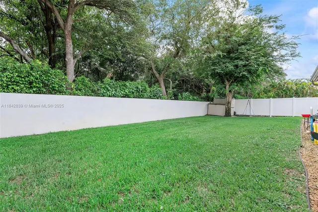 a view of yard with green space