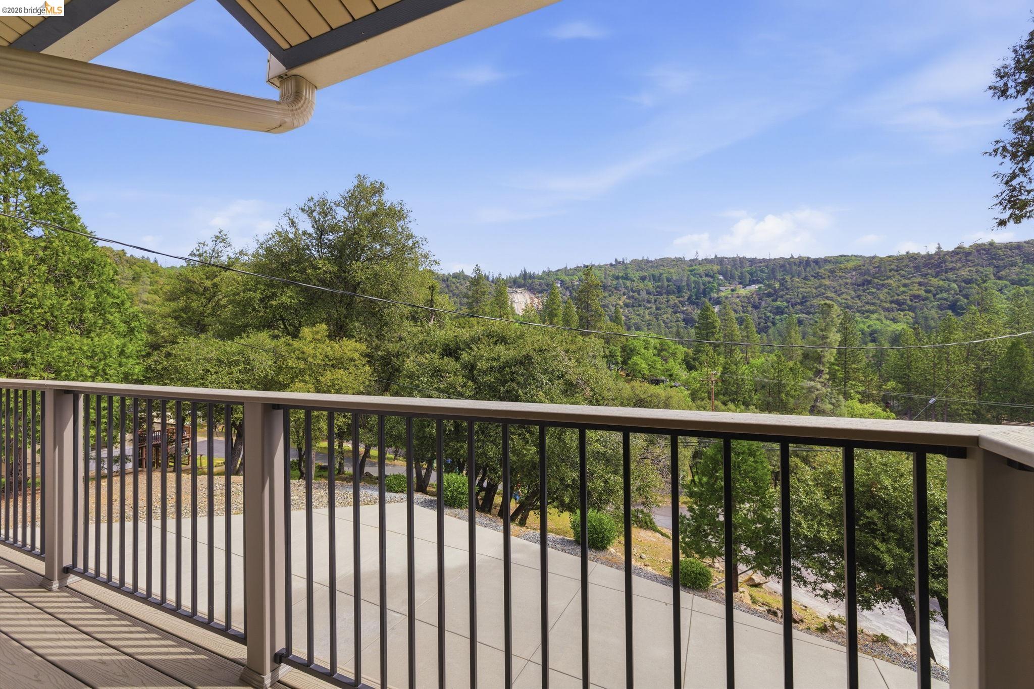 21955 Fallview Drive Sonora, CA 95370 - Photo 26 of 32 a view of a balcony with wooden fence and floor