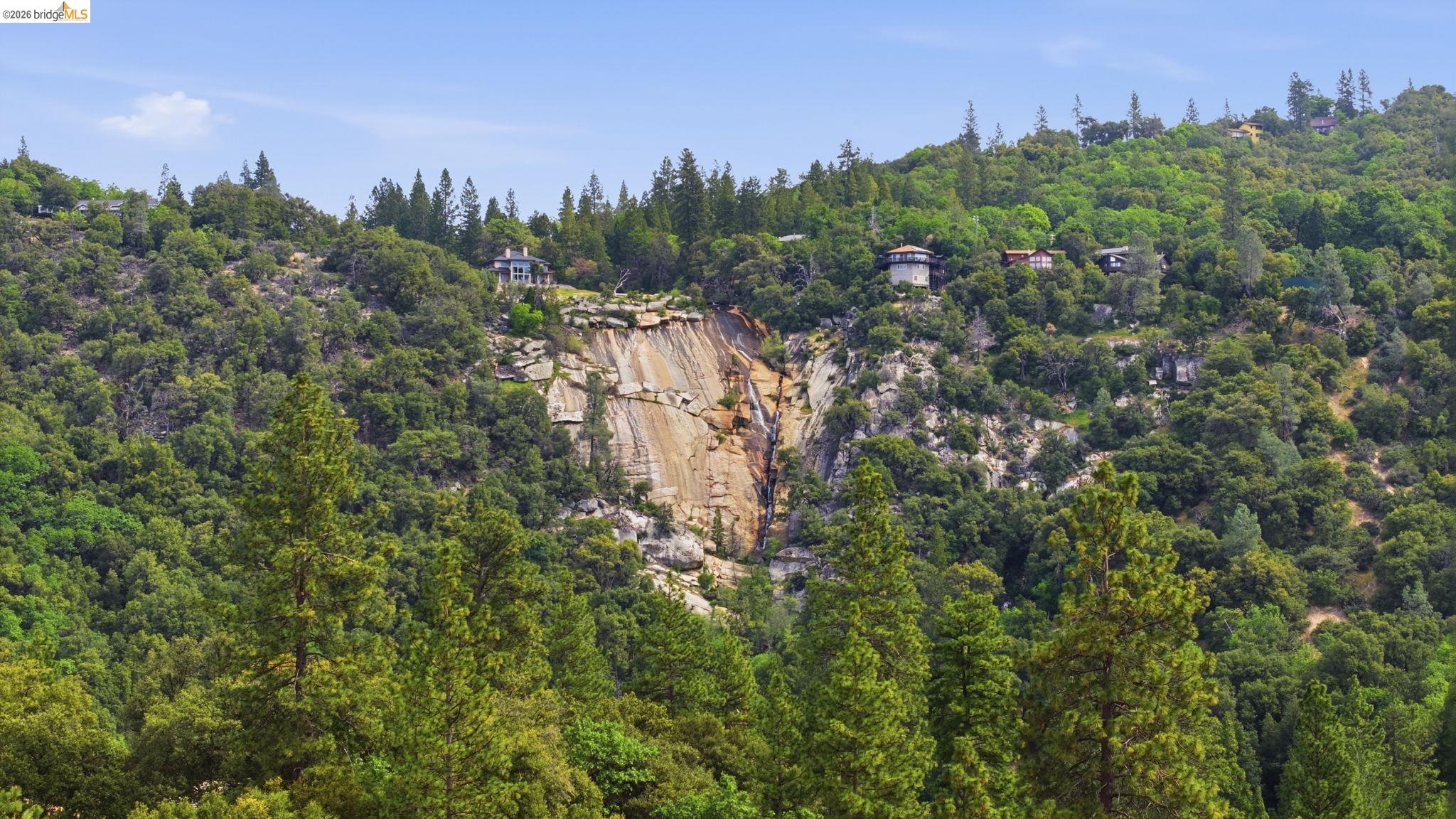 21955 Fallview Drive Sonora, CA 95370 - Photo 28 of 32 a view of a city with lush green forest