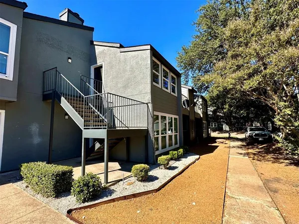 a view of a house with backyard