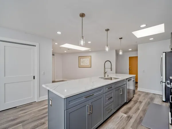 $3,800 | 1800 Dewes Street, Unit 305, Glenview, IL 60025