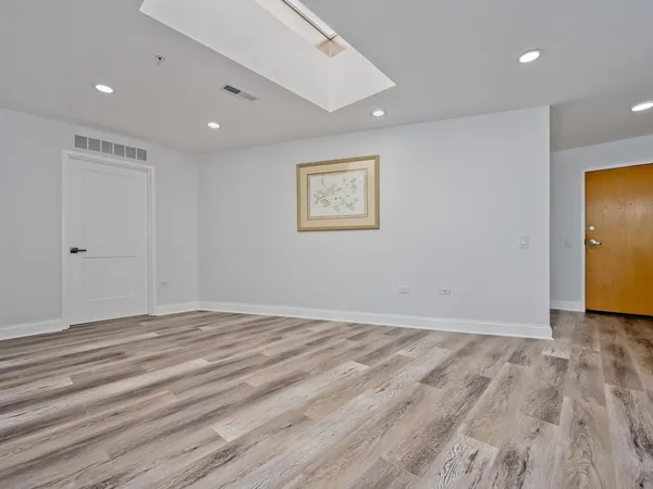 $3,800 | 1800 Dewes Street, Unit 305, Glenview, IL 60025