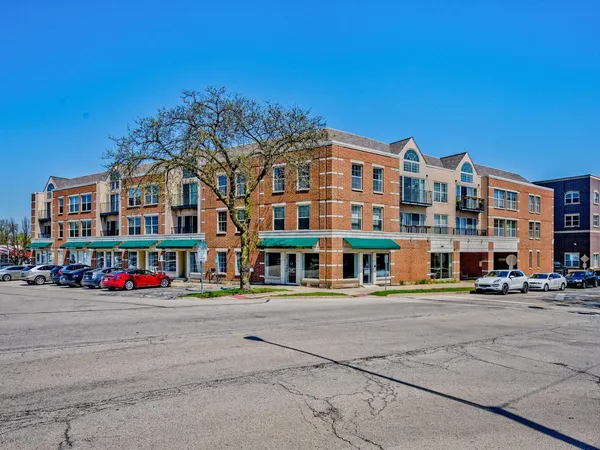 $3,800 | 1800 Dewes Street, Unit 305, Glenview, IL 60025