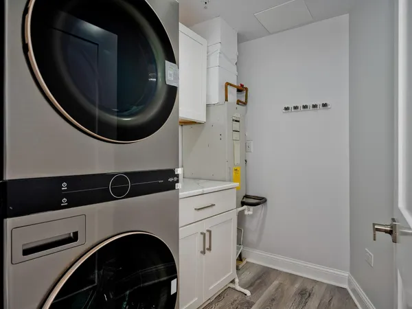 $3,800 | 1800 Dewes Street, Unit 305, Glenview, IL 60025