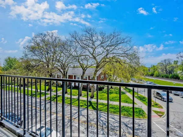 $3,800 | 1800 Dewes Street, Unit 305, Glenview, IL 60025
