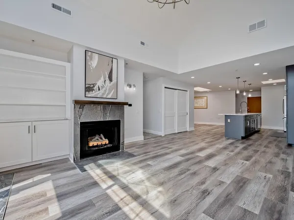 $3,800 | 1800 Dewes Street, Unit 305, Glenview, IL 60025