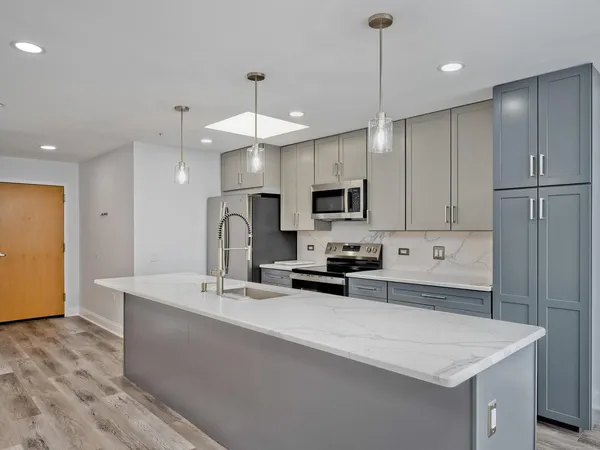 $3,800 | 1800 Dewes Street, Unit 305, Glenview, IL 60025