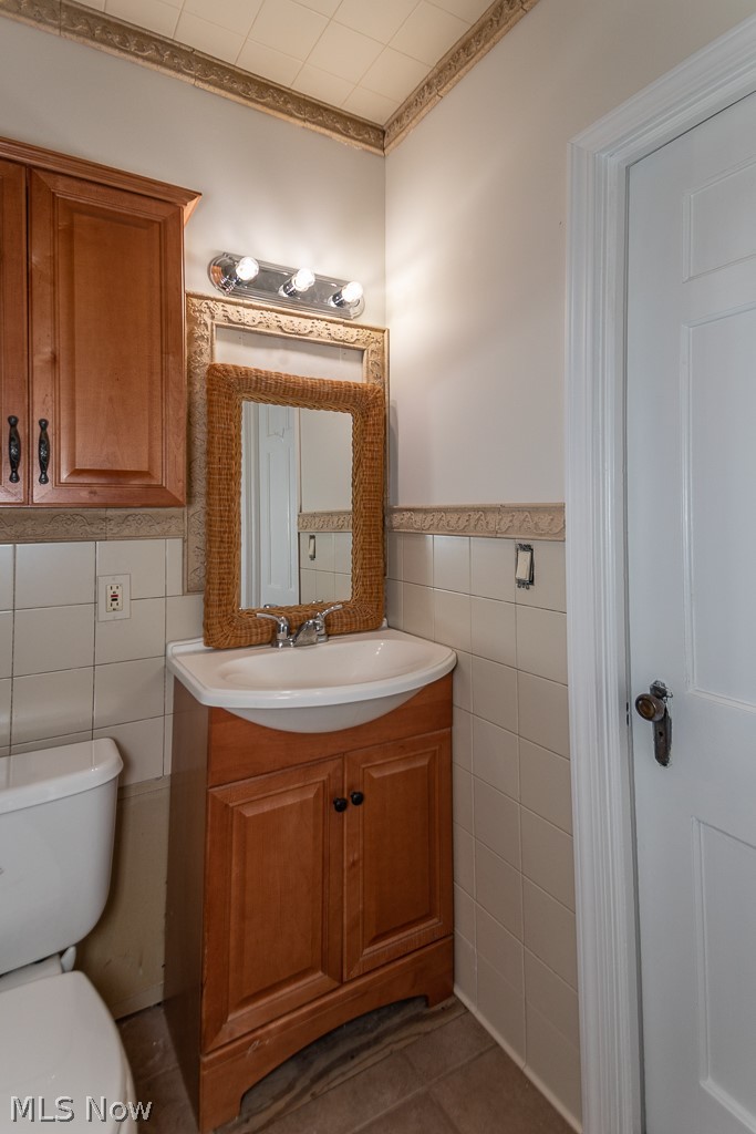 1060 Woodview Road Cleveland, OH 44121 - Photo 12 of 28