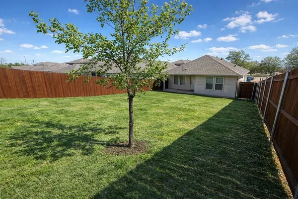 a view of a house with backyard and garden