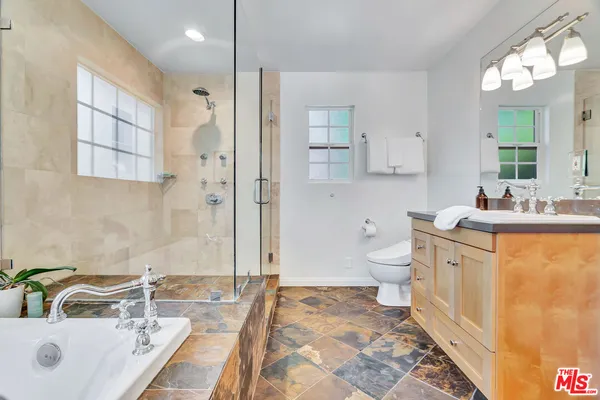 $1,669,000 | 6001 Oakdale Avenue, Woodland Hills, CA 91367