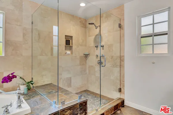 $1,669,000 | 6001 Oakdale Avenue, Woodland Hills, CA 91367