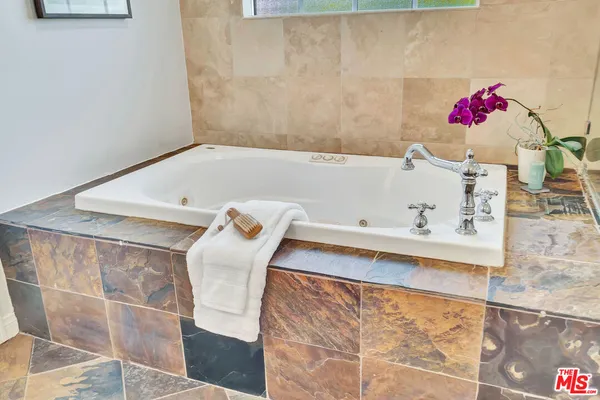$1,669,000 | 6001 Oakdale Avenue, Woodland Hills, CA 91367