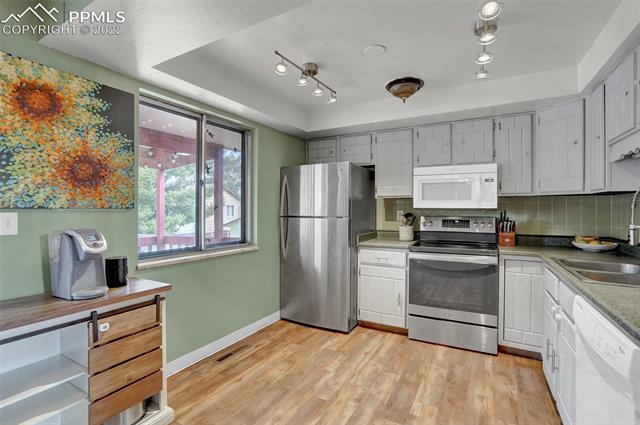 4664 Ridgeglen Road Colorado Springs, CO 80918 - Photo 9 of 37