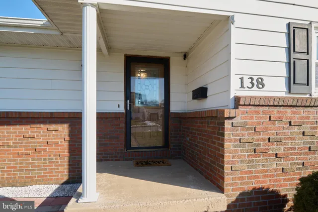 a view of entryway with a bathtub