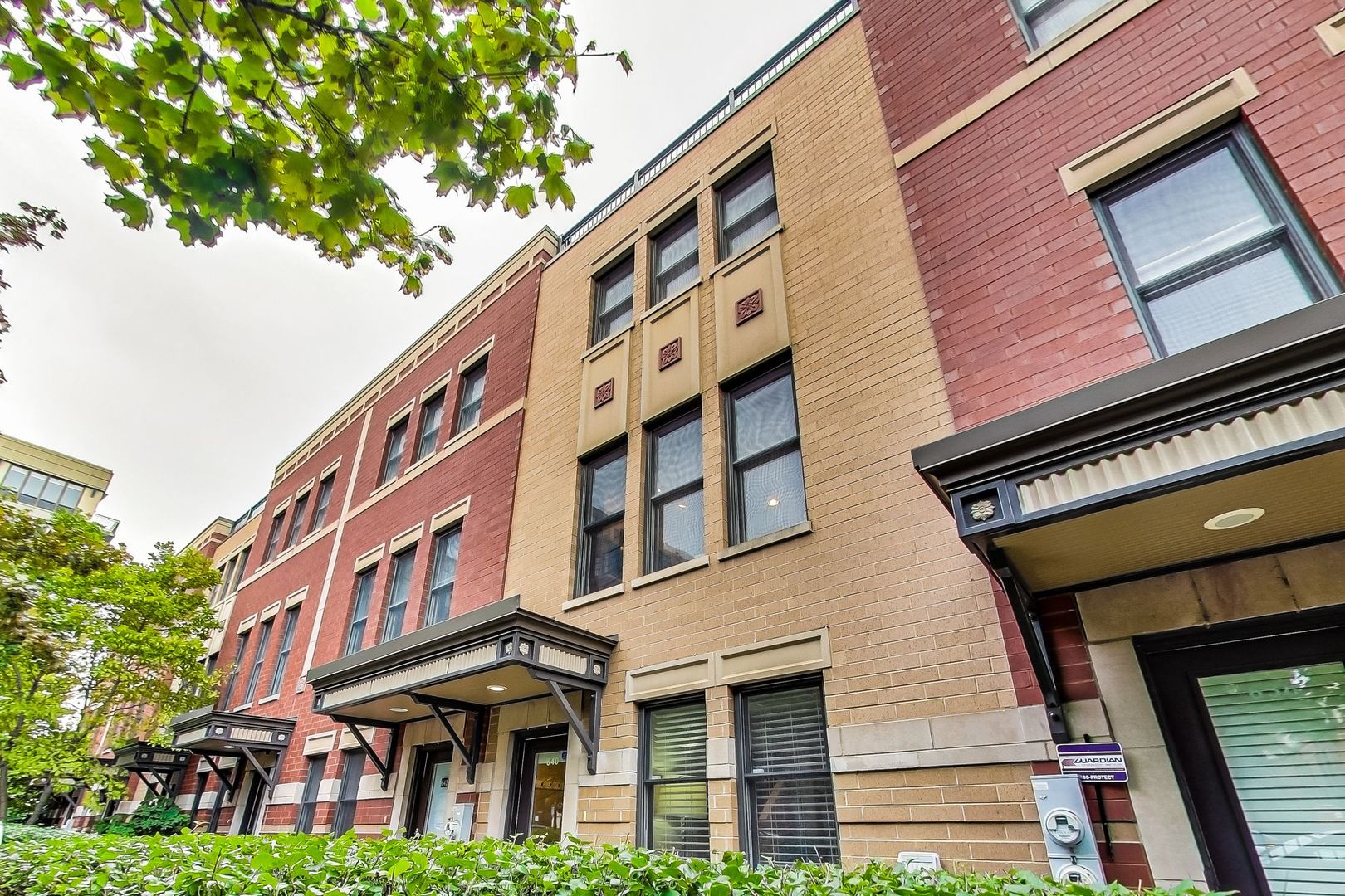 640 West Oak Street Chicago, IL 60610 - Photo 2 of 43 a front view of a building