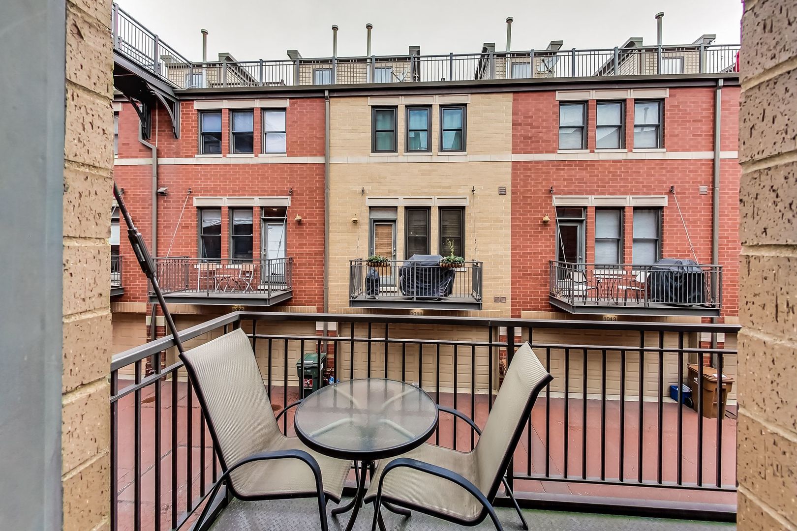 640 West Oak Street Chicago, IL 60610 - Photo 19 of 43 a balcony with table and chairs