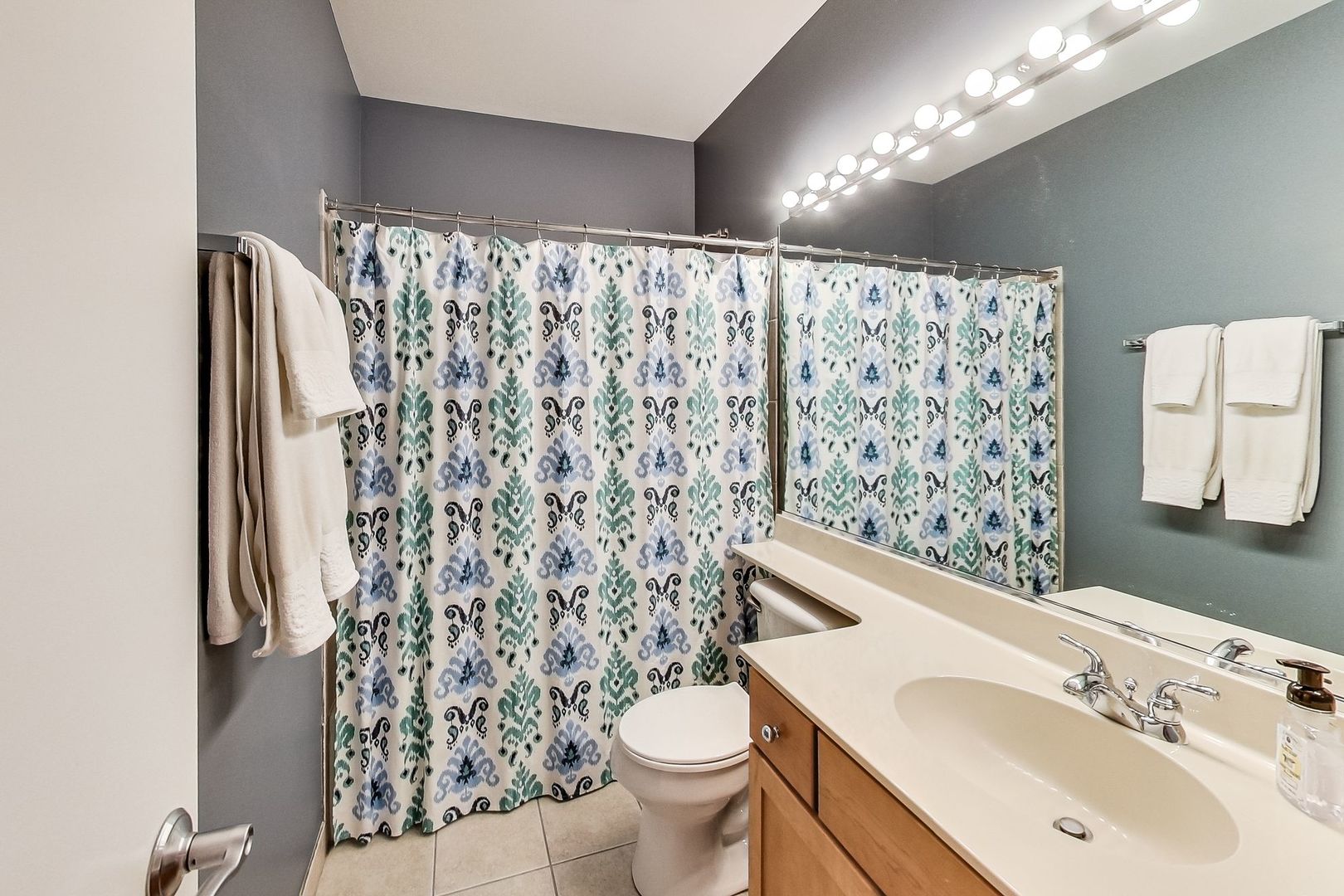 640 West Oak Street Chicago, IL 60610 - Photo 25 of 43 a bathroom with a sink toilet and shower