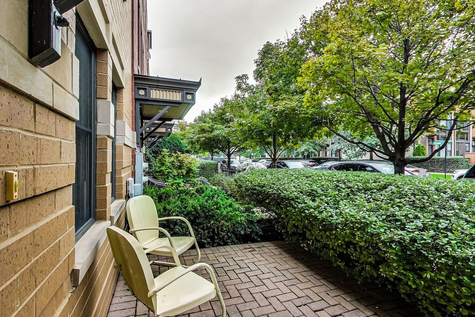 640 West Oak Street Chicago, IL 60610 - Photo 4 of 43 a view of yard with patio