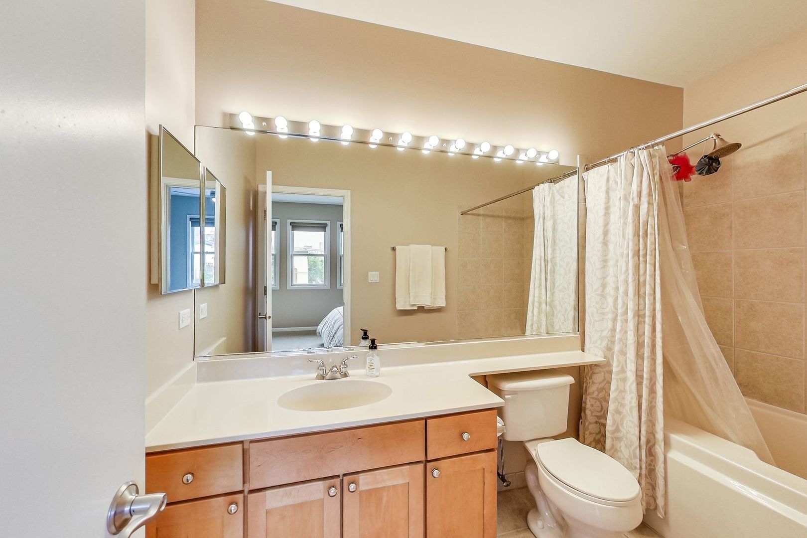 640 West Oak Street Chicago, IL 60610 - Photo 32 of 43 a bathroom with a sink toilet a mirror and shower