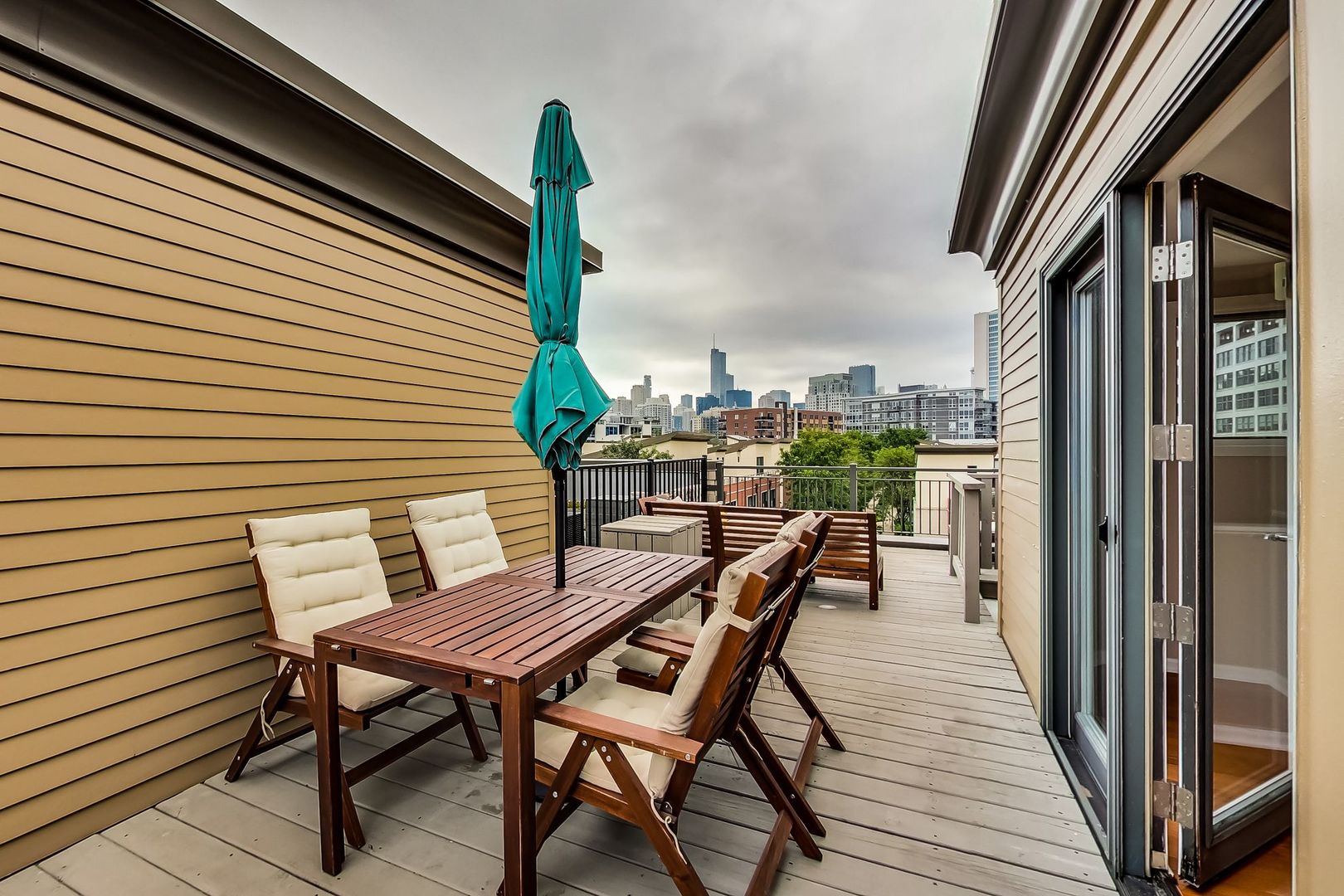 640 West Oak Street Chicago, IL 60610 - Photo 34 of 43 a view of a outdoor seating area with furniture