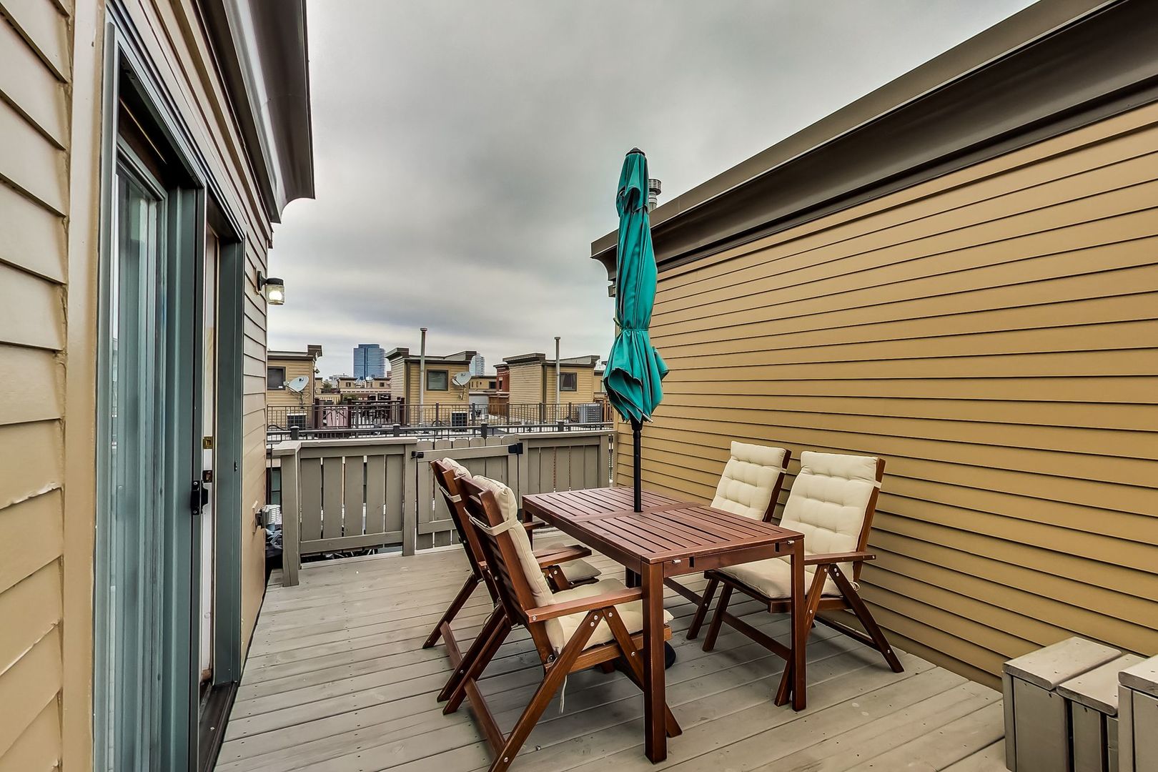 640 West Oak Street Chicago, IL 60610 - Photo 35 of 43 a view of a patio with a table and chairs