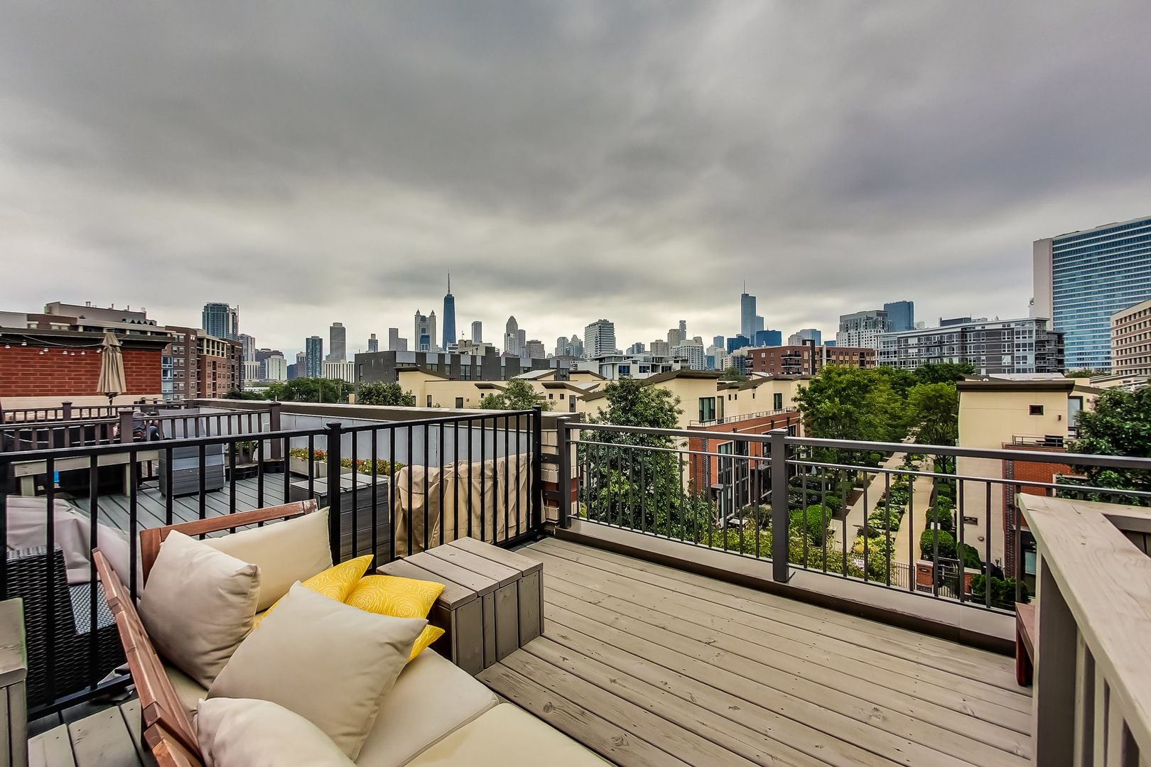 640 West Oak Street Chicago, IL 60610 - Photo 36 of 43 a view of a balcony with city view