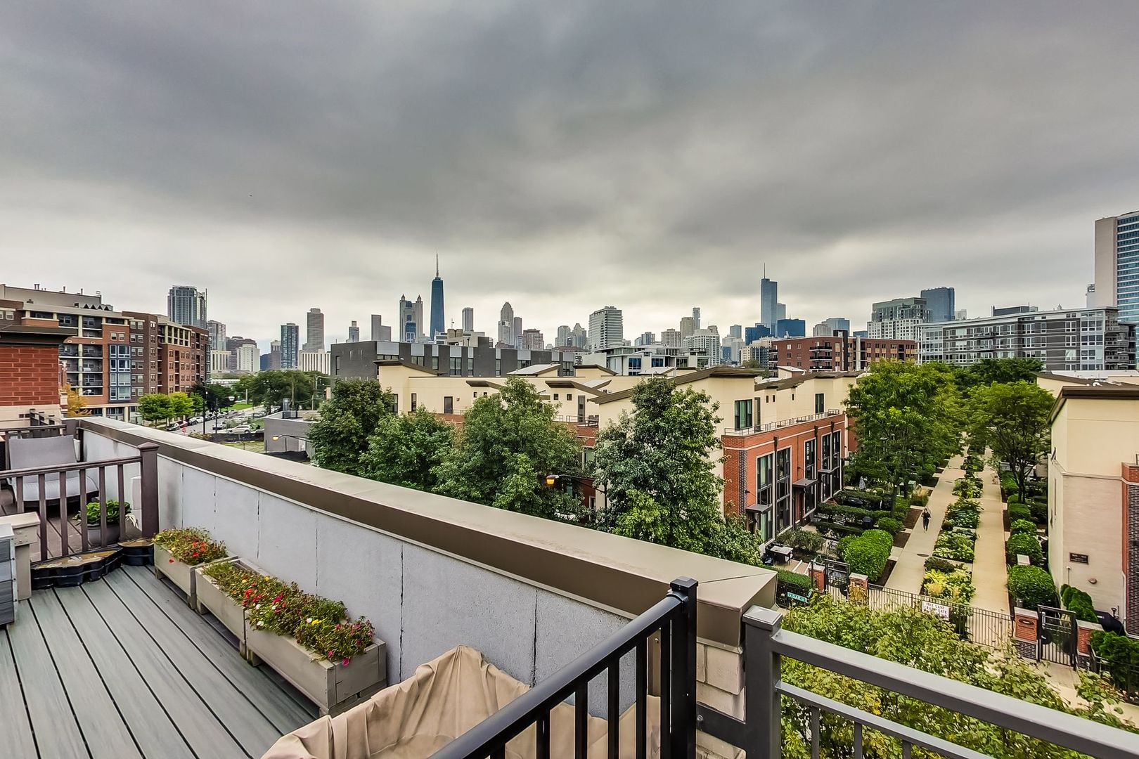 640 West Oak Street Chicago, IL 60610 - Photo 39 of 43 a view of city from balcony
