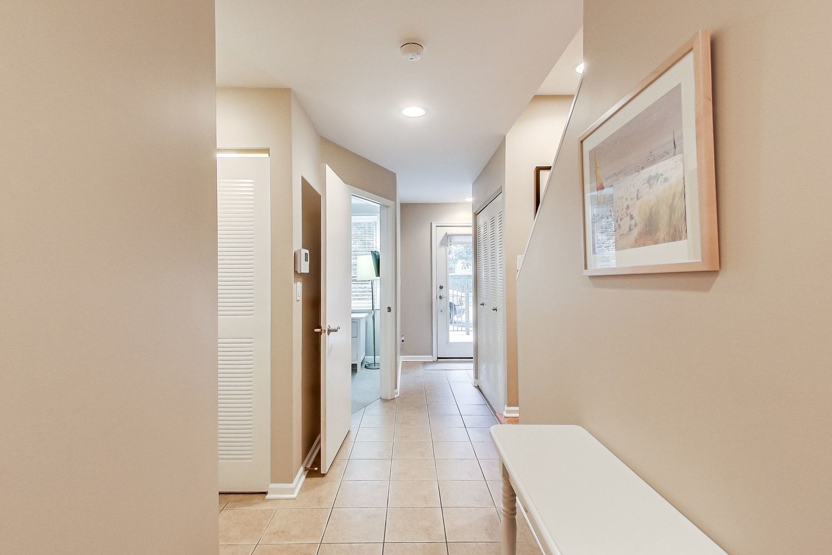 640 West Oak Street Chicago, IL 60610 - Photo 6 of 43 a view of a hallway with a elevator