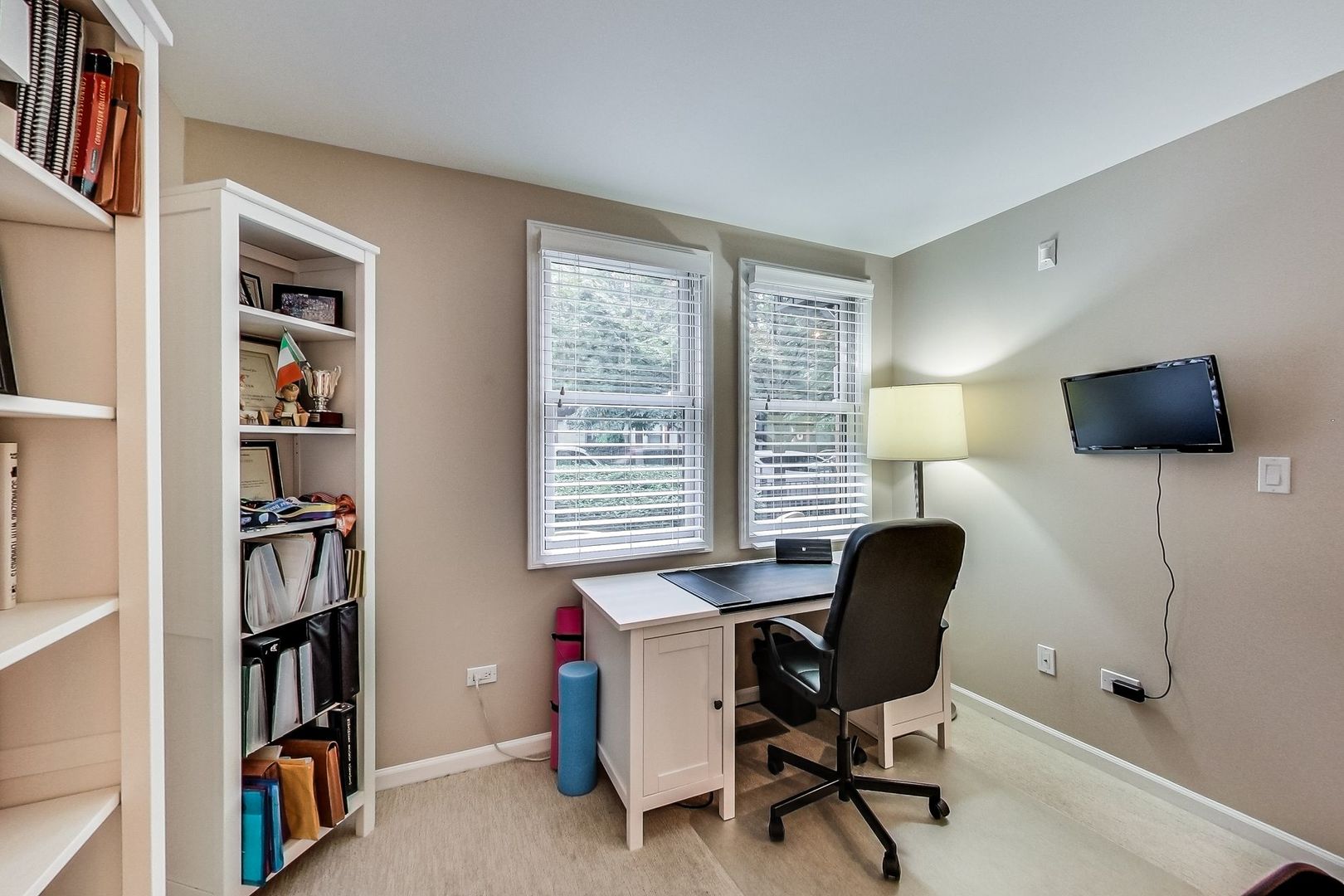 640 West Oak Street Chicago, IL 60610 - Photo 8 of 43 a view of a livingroom with workspace and a window